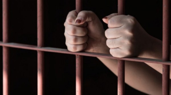 Condenan a 22 años de cárcel a mujer por filmar y repartir video sexual de su hija