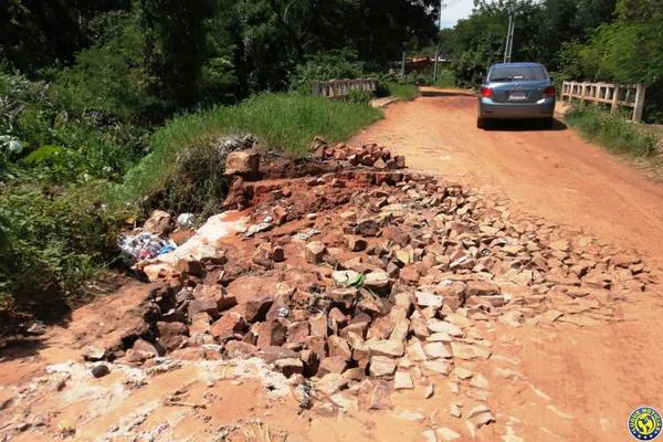 Raudal destroza calle en cabecera del Puente Trece'í •