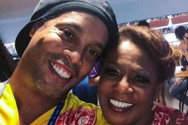 Ronaldinho pide oraciones para su madre internada por Covid-19