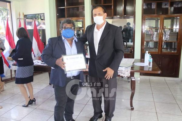 Merecido homenaje al Director de Educación de Amamabay