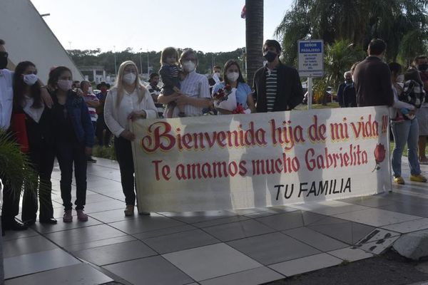 Reencuentro familiar y emoción en el Silvio Pettirossi: más de 100 paraguayos volvieron de Europa - Nacionales - ABC Color