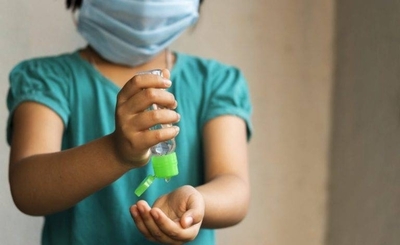 HOY / Científicos británicos investigan si la nueva cepa contagia más a los niños