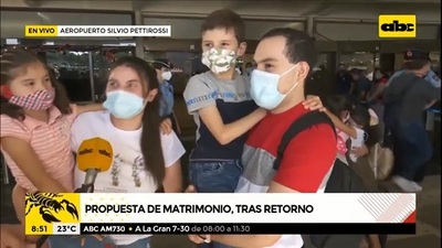 Emotivos retornos y hasta pedido de matrimonio en el aeropuerto