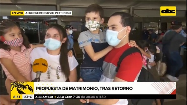 Emotivos retornos y hasta pedido de matrimonio en el aeropuerto