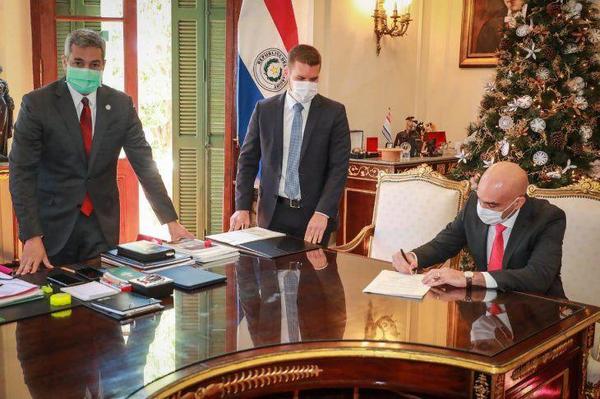 Mario Abdo promulga ley del uso obligatorio de tapabocas y la de compra de vacunas anti-Covid – Prensa 5