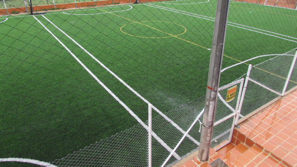Cerrando canchas sintéticas, se privilegia la informalidad