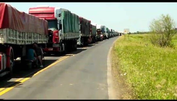HOY / Continúan varados 450 camioneros en Clorinda, aguardando respuestas del Gobierno