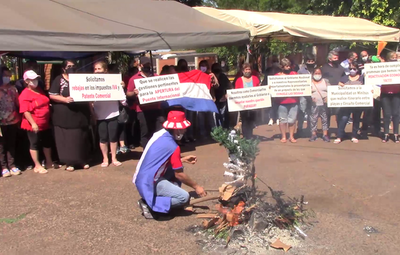 Queman arbolitos de navidad como medida de protesta en el sur del país