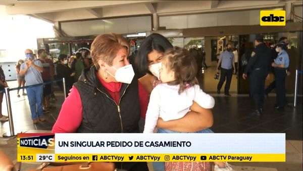 Reencuentro familiar y mucha emoción en el aeropuerto - ABC Noticias - ABC Color