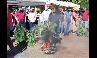Encarnacenos ohapy hikuái arbolito de Navidad como protesta ante crítica situación