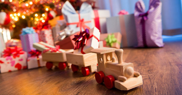 Una pareja de jubilados construye 1.400 juguetes para regalar en Navidad - C9N