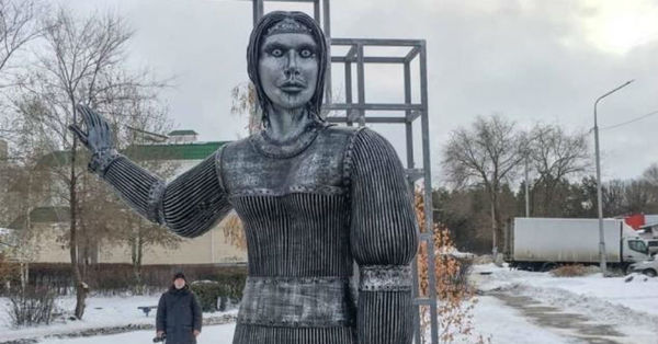 Vecinos piden retirar una estatua homenaje por 'horripilante' y los usuarios la convierten en meme - C9N