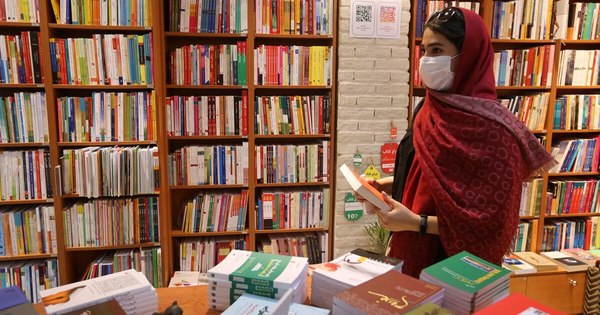 La Nación / Leer a Simone de Beauvoir en Teherán es posible