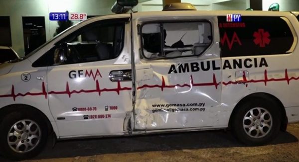 Brutal impacto de motocicleta contra una ambulancia | Noticias Paraguay