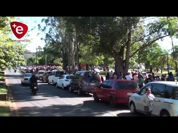 INTERMINABLE FILA DE AFECTADOS POR EL CIERRE DE FRONTERAS PARA COBRAR AYUDA SOCIAL DEL GOBIERNO