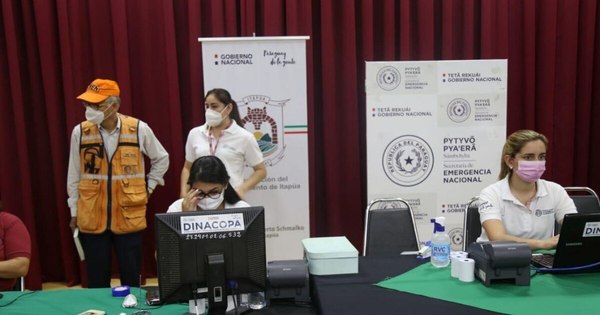 La Nación / SEN entrega 254 kits de alimentos a vendedores de Caacupé