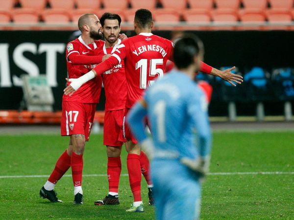 Sevilla, superior, tumba a un Valencia sin acierto