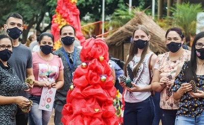 Colaboradores del Grupo Regional embellecen la emblemática Plaza de Armas de Encarnación » Ñanduti