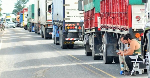 La Nación / Continúan varados 450 camioneros en Clorinda