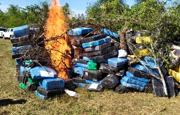En Itapúa, queman 18 toneladas de marihuana