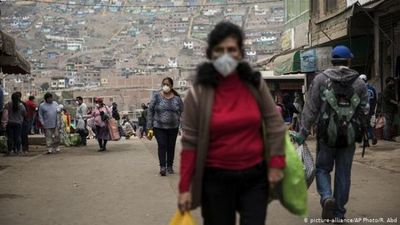 Perú bordea el millón de casos de COVID-19 asediado por temor a rebrotes