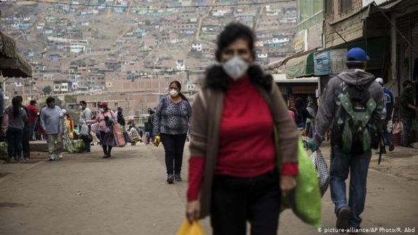 Perú bordea el millón de casos de COVID-19 asediado por temor a rebrotes