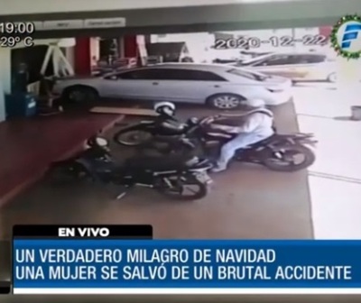 Se salvó de milagro tras ser impactada por un automóvil