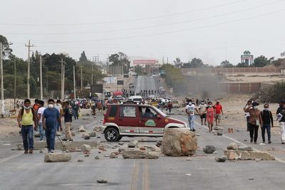 Se reanudan enfrentamientos entre campesinos y policías por bloqueos en Perú - MarketData