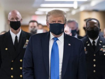 Trump concede clemencia a 20 personas, dos de la trama rusa