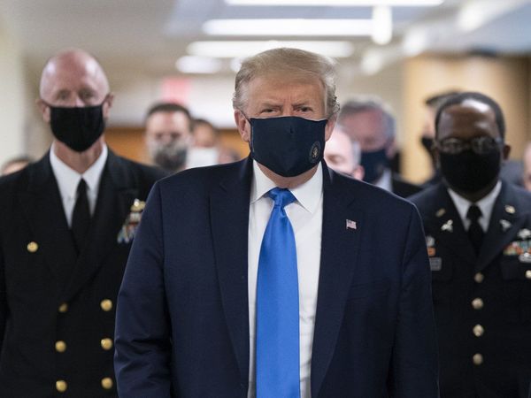 Trump concede clemencia a 20 personas, dos de la trama rusa