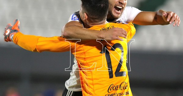 La Nación / Con las manos firmes de Aguilar