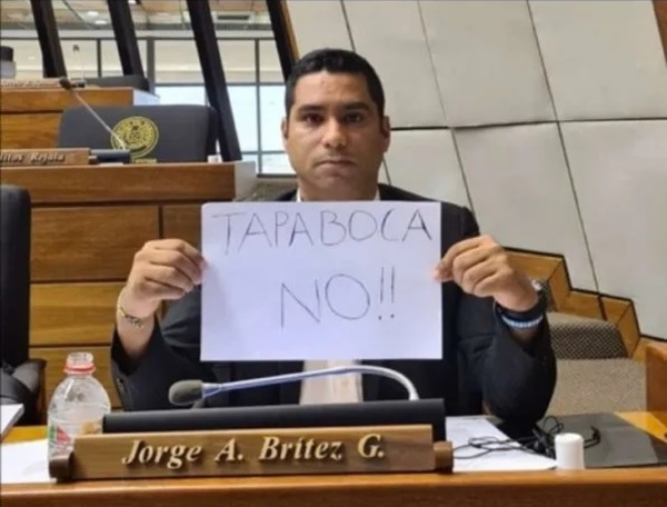 Directores piden suspensión del diputado Jorge Brítez por campaña anti tapaboca