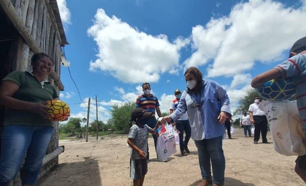 HOY / Entregan obsequios a comunidad indígena por la Navidad