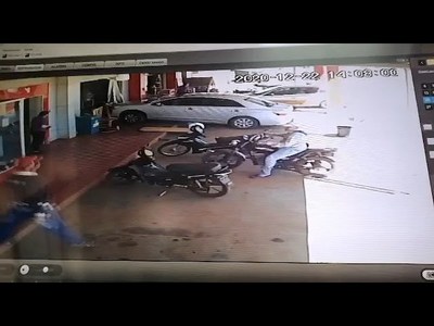 MUJER SE SALVÓ DE MILAGRO TRAS SER IMPACTADA POR UN AUTOMÓVIL