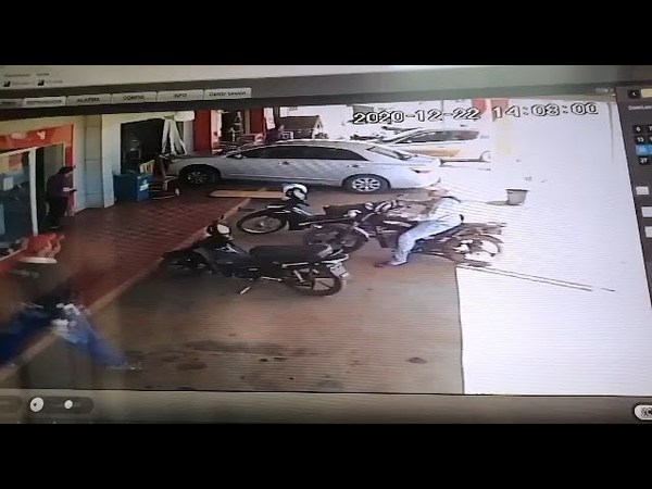 MUJER SE SALVÓ DE MILAGRO TRAS SER IMPACTADA POR UN AUTOMÓVIL