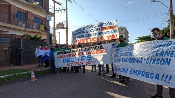 HOY / Trabajadores exigen el pago del IPS y cobro de salarios atrasados