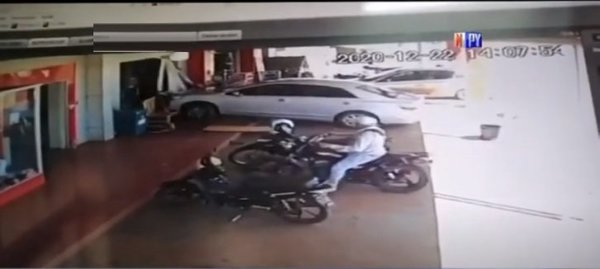 Mujer se salva de milagro tras ser arrollada por un automóvil | Noticias Paraguay