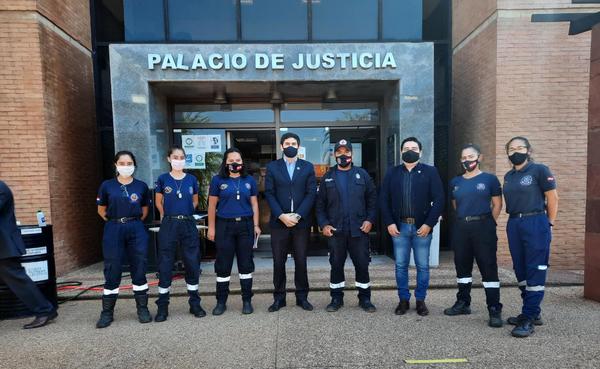Entregan donación a Bomberos Rojos de Coronel Oviedo - Noticiero Paraguay