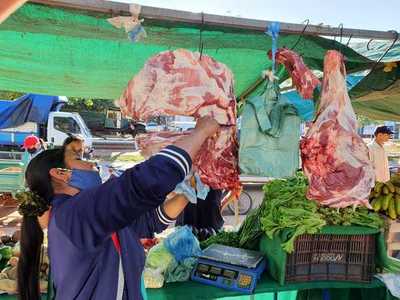 Feriantes ofrecen variedad de productos cárnicos