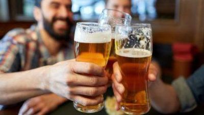 Covid-19: Riesgo de complicaciones aumenta con el consumo de alcohol