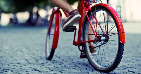 Recorrió 5 kilómetros en bicicleta para devolver la billetera a una mujer: ahora le regalarán un auto - C9N