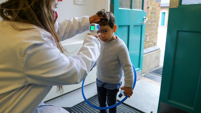 La nueva cepa del Covid "parece ser más transmisible en jóvenes y niños", advierte experto de la OMS - ADN Digital