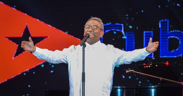 La Nación / Intuban por COVID-19 al compositor mexicano Armando Manzanero