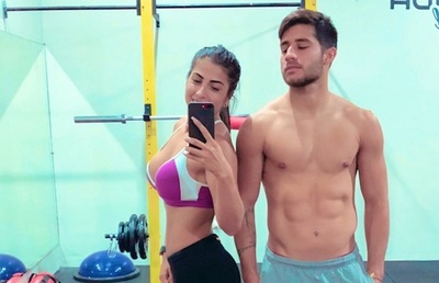 A Tito "le dan con todo" hasta cuando alza una foto con su esposa