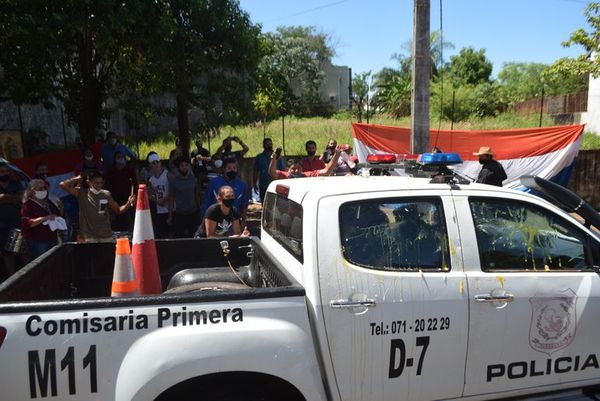 Manifestantes atacan a huevazos al asesor jurídico de Jesús - Nacionales - ABC Color
