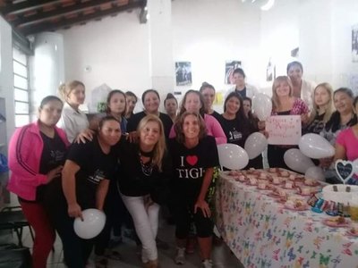 Crónica / Peluquera "tiñe de esperanza" dentro del Penal de mujeres