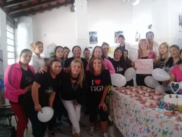Crónica / Peluquera "tiñe de esperanza" dentro del Penal de mujeres