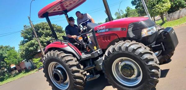 COMUNA DE SAN COSME RECIBIÓ UN TRACTOR DE LA EBY