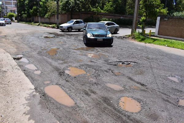 Calles de San Lorenzo con baches son un peligro para conductores - Nacionales - ABC Color