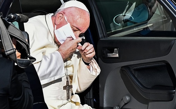 El papa Francisco fue hisopado luego de que dos cardenales contrajeran COVID-19